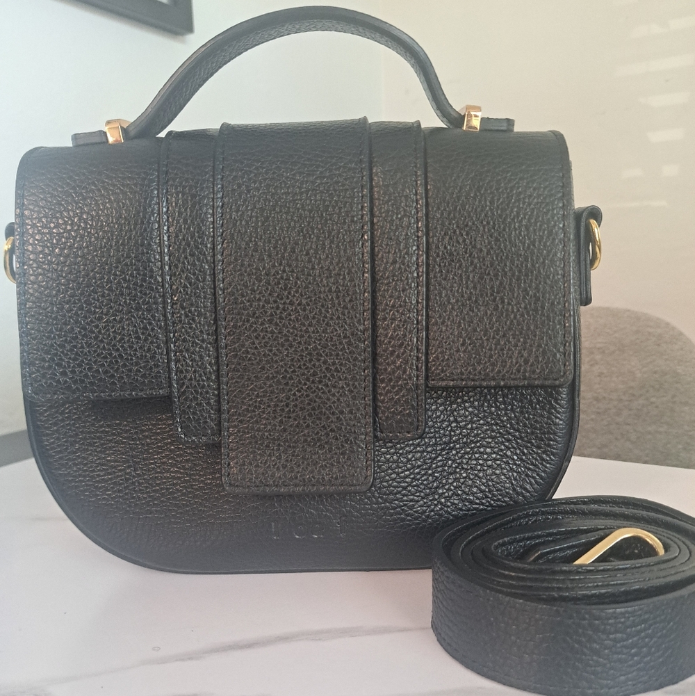 I oe f / IOEF Kim Black Hammered Leather Bag